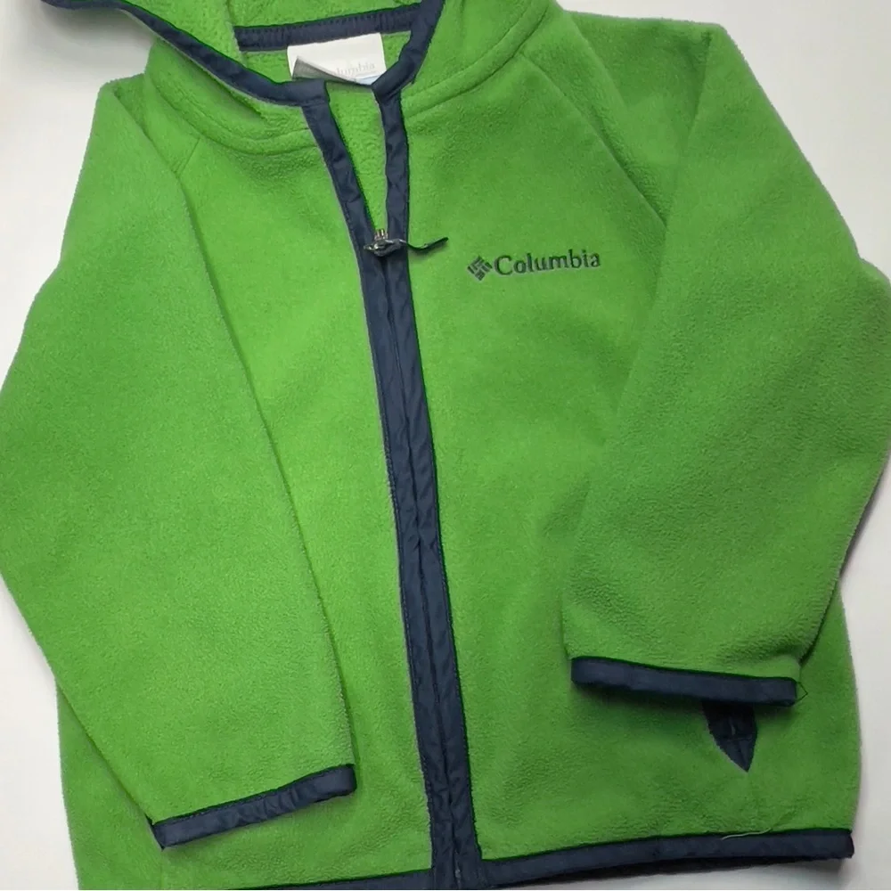 Columbia 2T Green Child’s Lightweight Hooded Jacket. Front pockets